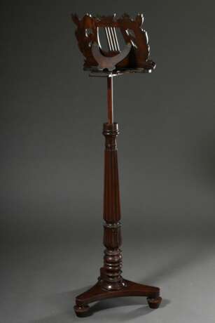 Biedermeier Notenständer mit kannelierter konischer Säule auf Tripod Fuß und verstellbarem Pult "Lyra in Lorbeerkranz", um 1840, höhenverstellbar, H. 125-160cm, Gebrauchsspuren - photo 3