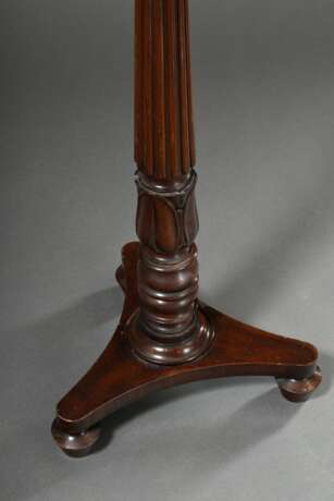 Biedermeier Notenständer mit kannelierter konischer Säule auf Tripod Fuß und verstellbarem Pult "Lyra in Lorbeerkranz", um 1840, höhenverstellbar, H. 125-160cm, Gebrauchsspuren - photo 5