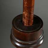 Biedermeier Notenständer mit kannelierter konischer Säule auf Tripod Fuß und verstellbarem Pult "Lyra in Lorbeerkranz", um 1840, höhenverstellbar, H. 125-160cm, Gebrauchsspuren - фото 6