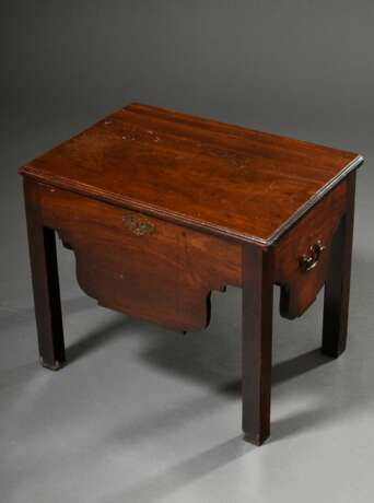 Englischer Mahagoni Nachttisch mit Klappfach und geschweifter Zarge, 47,5x57x40cm, Gebrauchsspuren - photo 1