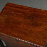 Englischer Mahagoni Nachttisch mit Klappfach und geschweifter Zarge, 47,5x57x40cm, Gebrauchsspuren - photo 2