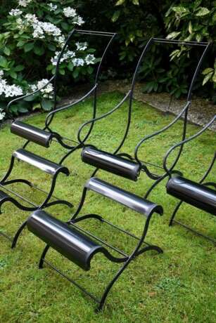 6 Diverse Teile französische Gartenmöbel: 4 Sessel (H. 35/94cm) und 2 Hocker (37x55x50,5cm) mit schwarz lackierten Metallgestellen, klappbar, 20.Jh., Segeltuchbespannung muss ergänzt werden - фото 1