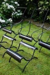 6 Diverse Teile französische Gartenmöbel: 4 Sessel (H. 35/94cm) und 2 Hocker (37x55x50,5cm) mit schwarz lackierten Metallgestellen, klappbar, 20.Jh., Segeltuchbespannung muss ergänzt werden