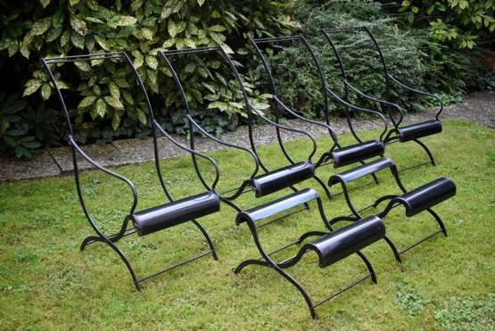 6 Diverse Teile französische Gartenmöbel: 4 Sessel (H. 35/94cm) und 2 Hocker (37x55x50,5cm) mit schwarz lackierten Metallgestellen, klappbar, 20.Jh., Segeltuchbespannung muss ergänzt werden - photo 3