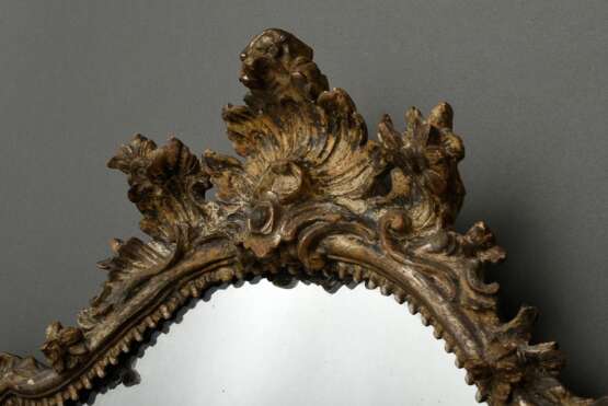 Rokoko Spiegel in reich verziertem und geschwungenem Rahmen, Holz versilbert, um 1740/50, 95x65cm, kleine Fehlstellen - photo 2