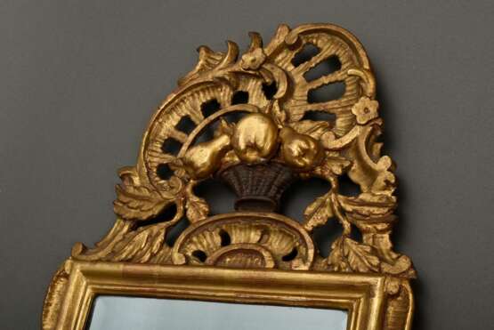 Kleiner Rokoko Spiegel mit geschnitzter Bekrönung, Holz vergoldet, facettierte Scheibe, um 1740/50, 83x37cm - photo 3