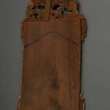 Kleiner Rokoko Spiegel mit geschnitzter Bekrönung, Holz vergoldet, facettierte Scheibe, um 1740/50, 83x37cm - фото 4