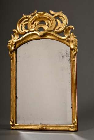 Kleiner Spiegel mit geschnitztem Rahmen und durchbrochener Rocaille-Bekrönung, facettiertes altes Spiegelglas, Holz vergoldet, 18.Jh., 52,5x32cm, Altersspuren - photo 1