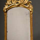 Kleiner Spiegel mit geschnitztem Rahmen und durchbrochener Rocaille-Bekrönung, facettiertes altes Spiegelglas, Holz vergoldet, 18.Jh., 52,5x32cm, Altersspuren - Foto 1