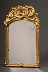 Kleiner Spiegel mit geschnitztem Rahmen und durchbrochener Rocaille-Bekrönung, facettiertes altes Spiegelglas, Holz vergoldet, 18.Jh., 52,5x32cm, Altersspuren