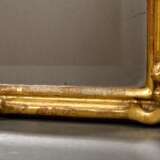 Kleiner Spiegel mit geschnitztem Rahmen und durchbrochener Rocaille-Bekrönung, facettiertes altes Spiegelglas, Holz vergoldet, 18.Jh., 52,5x32cm, Altersspuren - фото 3