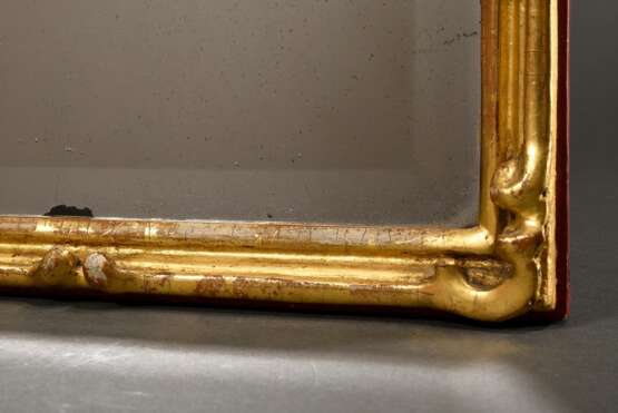 Kleiner Spiegel mit geschnitztem Rahmen und durchbrochener Rocaille-Bekrönung, facettiertes altes Spiegelglas, Holz vergoldet, 18.Jh., 52,5x32cm, Altersspuren - photo 3