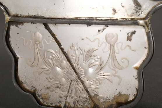 Kleiner Spiegel mit geschliffenen Dekorationen in Bleifassung auf Holz montiert, 18.Jh., 47x21cm, Altersspuren, Defekte - photo 3