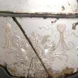 Kleiner Spiegel mit geschliffenen Dekorationen in Bleifassung auf Holz montiert, 18.Jh., 47x21cm, Altersspuren, Defekte - Foto 3