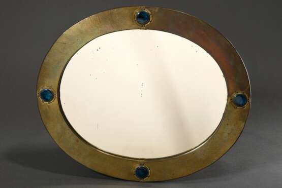Ovaler Arts & Crafts Spiegel, Liberty/London, Messing martelliert mit blau-grünen Emaille Cabochons, verso bez., 52x62,5cm, Alters- und Gebrauchsspuren - Foto 1