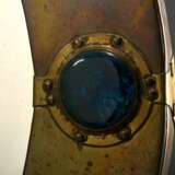 Ovaler Arts & Crafts Spiegel, Liberty/London, Messing martelliert mit blau-grünen Emaille Cabochons, verso bez., 52x62,5cm, Alters- und Gebrauchsspuren - Foto 3