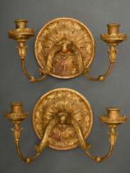 Paar klassizistische Wandleuchter mit zwei Leuchterarmen auf geschnitzter Rosette, Holz, vergoldet, 20x33x18cm, rest.