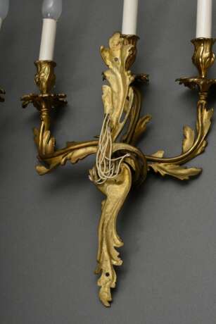 Paar dreiflammige Bronze Wandarme im Rokoko Stil, 19.Jh., elektrifiziert, 58x37cm - photo 4