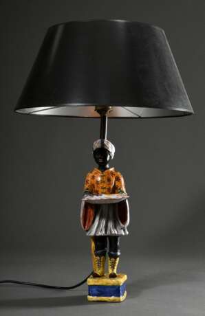 Fayence Figur eines Dieners mit Tablett als Lampe montiert, polychrom bemalt, elektrifiziert, Italien um 1930/1940, H. 60cm - фото 1