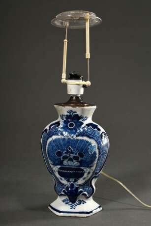Delft Vase mit Blaumalerei Dekor "Pfauenmuster", De Porceleyne Claeuw, als Lampe montiert, H. 45cm, etwas defekt - photo 2