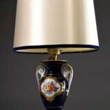 Kleine Meissen Lampe mit polychromer Malerei „Blumenbouquet“ in Goldkartusche auf kobaltblauem Fond, 20. Jh., H. 49,5cm - photo 1