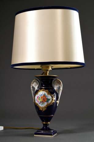 Kleine Meissen Lampe mit polychromer Malerei „Blumenbouquet“ in Goldkartusche auf kobaltblauem Fond, 20. Jh., H. 49,5cm - photo 1