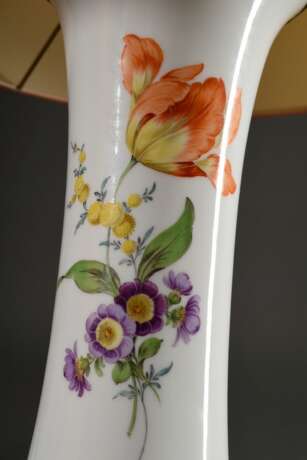 Meissen Lampe mit polychromer Malerei „Deutsche Blume“, Modellnr.: 480, Formernr.: 28, Malernr.: 46 20, Jahreszeichen: 1954, H. 46,3cm, best., 2 Schleifstr. - Foto 2