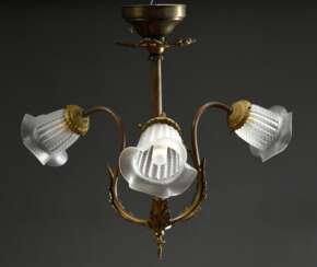 Wilhelminische Deckenlampe in klassischer Façon mit 3 mattierten Glasschirmen auf galvanisch vergoldetem Messing Gestell, H. 44cm, Ø 60cm, 1 Glas min. best.