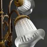 Wilhelminische Deckenlampe in klassischer Façon mit 3 mattierten Glasschirmen auf galvanisch vergoldetem Messing Gestell, H. 44cm, Ø 60cm, 1 Glas min. best. - Foto 2