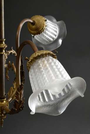 Wilhelminische Deckenlampe in klassischer Façon mit 3 mattierten Glasschirmen auf galvanisch vergoldetem Messing Gestell, H. 44cm, Ø 60cm, 1 Glas min. best. - Foto 2