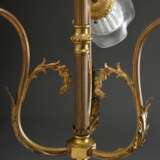 Wilhelminische Deckenlampe in klassischer Façon mit 3 mattierten Glasschirmen auf galvanisch vergoldetem Messing Gestell, H. 44cm, Ø 60cm, 1 Glas min. best. - photo 4