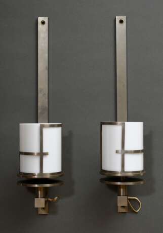 2 Art Deco Wandlampen mit geometrisch abstrahiertem Gestell aus gebürstetem Stahl und drehbaren Kunststoff Halbschirmen, gemarkt: "VDE UDUBA TS", um 1920/1925, L. 61cm, Elektrik revisionsbedürftig - фото 2