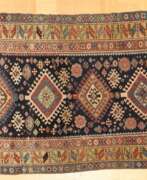 Carpets & Textiles. Antike Shirwan Galerie mit sechsfachem Stangenmedaillon auf dunkelblauem Feld mit umlaufender Sägeblattbordüre in roter und blauer Assistenzbordüre, datiert um 1900, 285x115cm, Flor reduziert, kleiner Riss, rest.