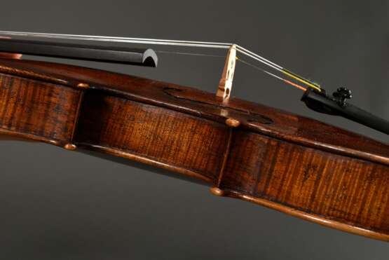 Sächsische Geige / Violine für den englischen und amerikanischen Markt, um 1900, Faksimile-Zettel innen "Antonius Stradiuarius Cremonae Faciebat Anno 1731", am Wirbelkopf rückseitig gestempelt "CONCERT VIOLIN STRADUARIUS", geteilter und fein geriegelter - Foto 7