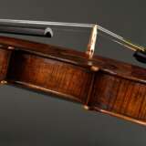 Sächsische Geige / Violine für den englischen und amerikanischen Markt, um 1900, Faksimile-Zettel innen "Antonius Stradiuarius Cremonae Faciebat Anno 1731", am Wirbelkopf rückseitig gestempelt "CONCERT VIOLIN STRADUARIUS", geteilter und fein geriegelter - photo 7