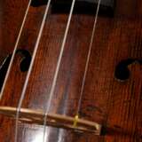 Sächsische Geige / Violine für den englischen und amerikanischen Markt, um 1900, Faksimile-Zettel innen "Antonius Stradiuarius Cremonae Faciebat Anno 1731", am Wirbelkopf rückseitig gestempelt "CONCERT VIOLIN STRADUARIUS", geteilter und fein geriegelter - photo 12