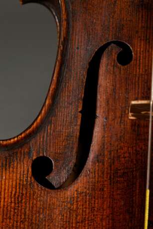 Sächsische Geige / Violine für den englischen und amerikanischen Markt, um 1900, Faksimile-Zettel innen "Antonius Stradiuarius Cremonae Faciebat Anno 1731", am Wirbelkopf rückseitig gestempelt "CONCERT VIOLIN STRADUARIUS", geteilter und fein geriegelter - Foto 13