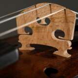 Sächsische Geige / Violine für den englischen und amerikanischen Markt, um 1900, Faksimile-Zettel innen "Antonius Stradiuarius Cremonae Faciebat Anno 1731", am Wirbelkopf rückseitig gestempelt "CONCERT VIOLIN STRADUARIUS", geteilter und fein geriegelter - photo 14