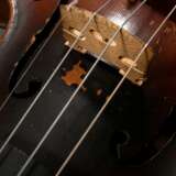 Deutsche Geige / Violine, 1. Hälfte 20. Jh., geteilter Rücken, ohne Faksimile-Zettel, Stimme steht, spielbereit mit Koffer und mod. Bogen, L 60cm, Bodenlänge 36cm, Alters- und Gebrauchsspuren, Lackfehlstellen, Verschmutzungen - photo 2