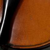Deutsche Geige / Violine, 1. Hälfte 20. Jh., geteilter Rücken, ohne Faksimile-Zettel, Stimme steht, spielbereit mit Koffer und mod. Bogen, L 60cm, Bodenlänge 36cm, Alters- und Gebrauchsspuren, Lackfehlstellen, Verschmutzungen - photo 3