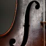 Deutsche Geige / Violine, 1. Hälfte 20. Jh., geteilter Rücken, ohne Faksimile-Zettel, Stimme steht, spielbereit mit Koffer und mod. Bogen, L 60cm, Bodenlänge 36cm, Alters- und Gebrauchsspuren, Lackfehlstellen, Verschmutzungen - photo 5
