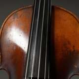 Deutsche Geige / Violine, 1. Hälfte 20. Jh., geteilter Rücken, ohne Faksimile-Zettel, Stimme steht, spielbereit mit Koffer und mod. Bogen, L 60cm, Bodenlänge 36cm, Alters- und Gebrauchsspuren, Lackfehlstellen, Verschmutzungen - photo 6