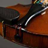 Deutsche Geige / Violine, 1. Hälfte 20. Jh., geteilter Rücken, ohne Faksimile-Zettel, Stimme steht, spielbereit mit Koffer und mod. Bogen, L 60cm, Bodenlänge 36cm, Alters- und Gebrauchsspuren, Lackfehlstellen, Verschmutzungen - Foto 7