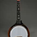 Banjo Ukulele oder sog. Banjolele, Keech, England um 1920/30, am Peghead rückseitig gestempelt "T 31", Planetary Tuners, Plastikfell, angewinkelter Resonatorboden, L 70cm, Mensur 43,5cm, Kesseldurchmesser 21,5cm, spielbereit im Koffer, Lac… - photo 1