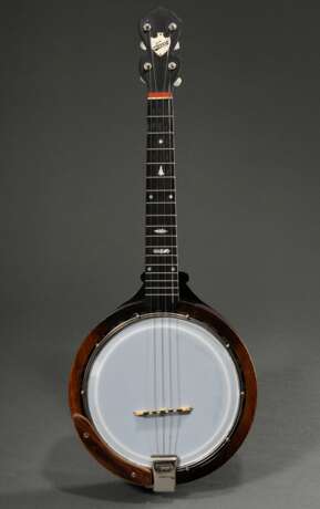 Banjo Ukulele oder sog. Banjolele, Keech, England um 1920/30, am Peghead rückseitig gestempelt "T 31", Planetary Tuners, Plastikfell, angewinkelter Resonatorboden, L 70cm, Mensur 43,5cm, Kesseldurchmesser 21,5cm, spielbereit im Koffer, Lac… - photo 1