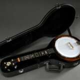 Banjo Ukulele oder sog. Banjolele, Keech, England um 1920/30, am Peghead rückseitig gestempelt "T 31", Planetary Tuners, Plastikfell, angewinkelter Resonatorboden, L 70cm, Mensur 43,5cm, Kesseldurchmesser 21,5cm, spielbereit im Koffer, Lac… - photo 12