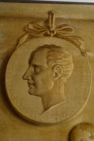 Unbekannter Künstler des 18.Jh. "Portraitmedaillon und zwei Putti in Relief Trompe-l'œil" 1770, Öl/Leinwand doubliert, u.l. monogr./dat. "T.J. fec. 1770", 126x81cm, kleine Defekte der Maloberfläche, leicht verschmutzt, rest. - Foto 2