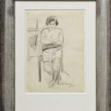 Unbekannter Künstler des 20.Jh. "Sitzende Frau mit Strapsen", Kohle, u.r. unleserlich sign., in silberner Hohlkehle (Alterspatina), 31,2x22cm (m.R. 53,7x42,3cm), knickspurig, min. fleckig - Foto 2