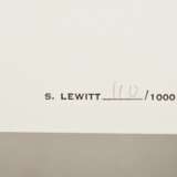 Lewitt, Sol (1928-2007) "Lines in four directions" 1976, Hochdruckverfahren, 110/1000, verso num., aus Rubber Stamp Portfolio, 20,4x20,4cm, Hrsg. Museum of Modern Art, New York, mit dazugehörigem Umschlag - Foto 3