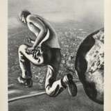 Mattheuer, Wolfgang (1927-2004) "Die Flucht des Sisyphos" 1971/1977, Lithographie, 43/100, u. sign./num., Ausgabe für den Hamburger Kunstverein 1977, PM 64,5x48,7cm, BM 75,7x56,8cm, gerollt, leicht vergilbt - Foto 2